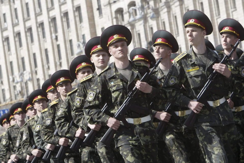 Una columna de soldados rusos en un desfile militar.