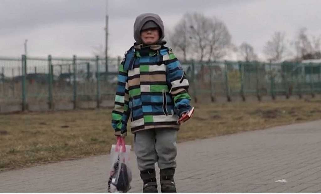 Un niño llora en medio de la carretera mientras Putin incrementa su espiral de violencia y terror.