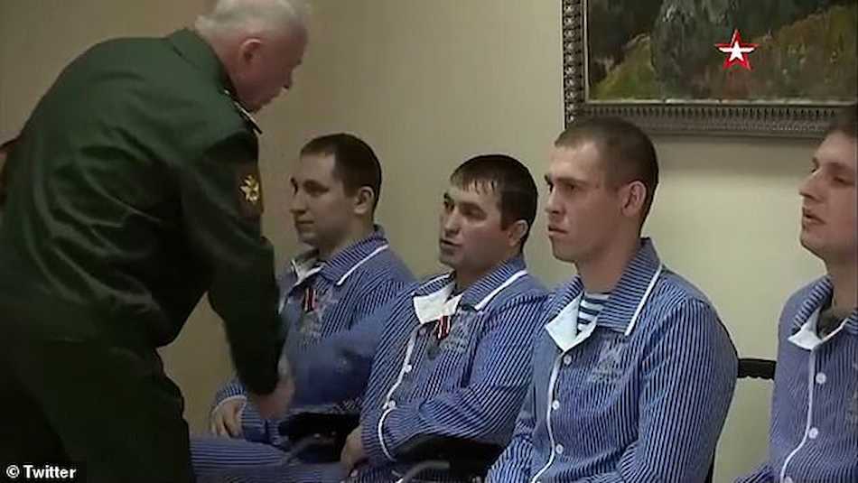 Soldados mutilados reciben una medalla del Gobierno ruso.