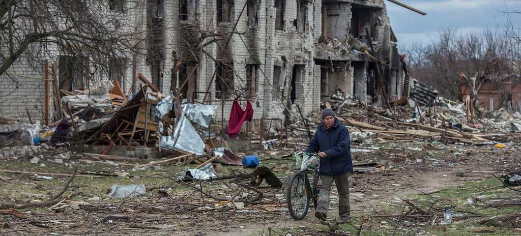 Un ucraniano camina entre las ruinas tras un ataque ruso.