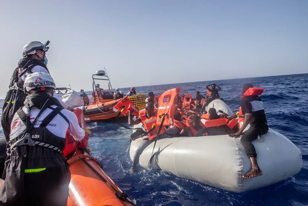 Al menos 22 personas desaparecidas en el mar y una mujer fallecida a bordo del Geo Barents tras el naufragio de una barcaza
