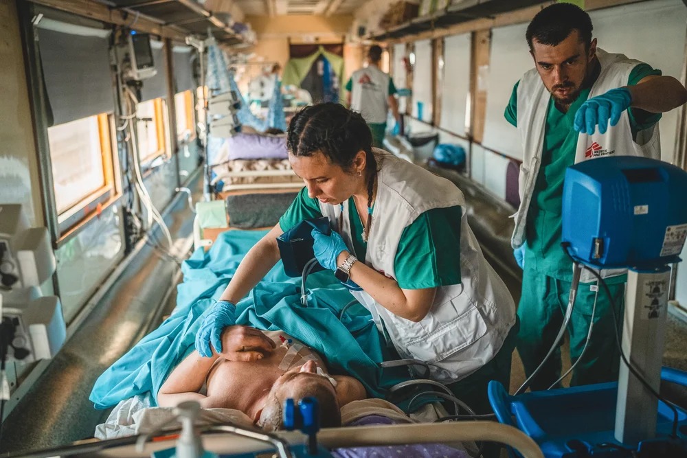 Datos de MSF y testimonios de sus pacientes revelan constantes ataques indiscriminados a civiles en la guerra en Ucrania