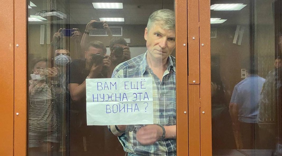 Condenan a siete años de prisión a un concejal en Rusia por oponerse a la guerra contra Ucrania