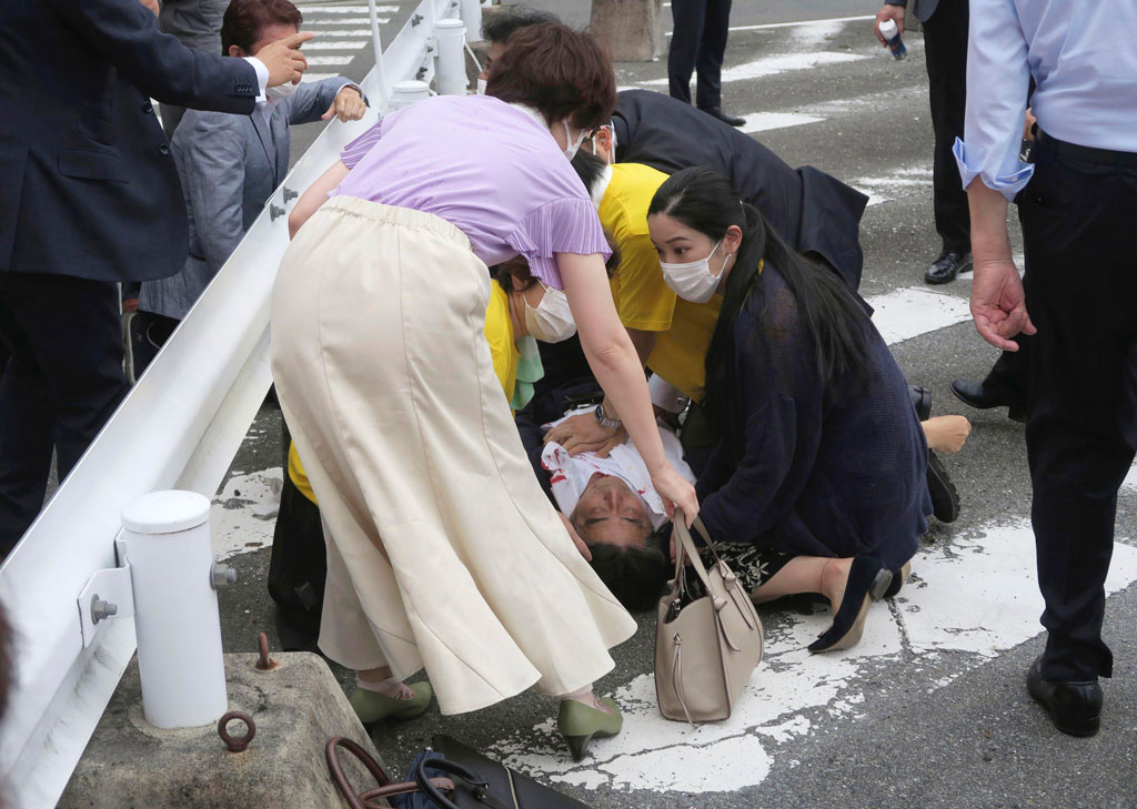 El exprimer ministro japonés Shinzo Abe, herido grave tras recibir varios disparos en un acto electoral