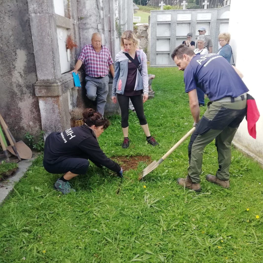 Inician la localización y exhumación de una fosa con los cuerpos de dos asesinados por la represión franquista en Villapedre, Navia, Asturias