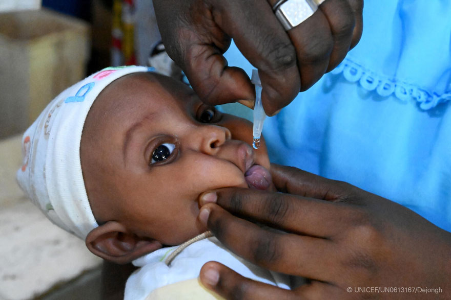 Costa de Marfil, 2022, un bebé es vacunado, en el Centro de Salud PMU de Korhogo, en el norte. UNICEF/UN0613167/Dejongh