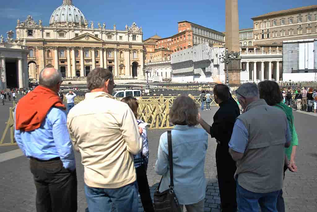 Un grupo de turistas en la Plaza de San Pedro del Vaticano.