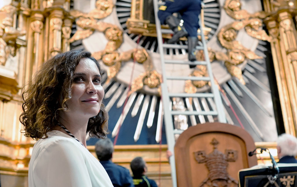La presidenta de la Comunidad de Madrid, Isabel Díaz Ayuso en la iglesia de la Paloma, patrona de los bomberos