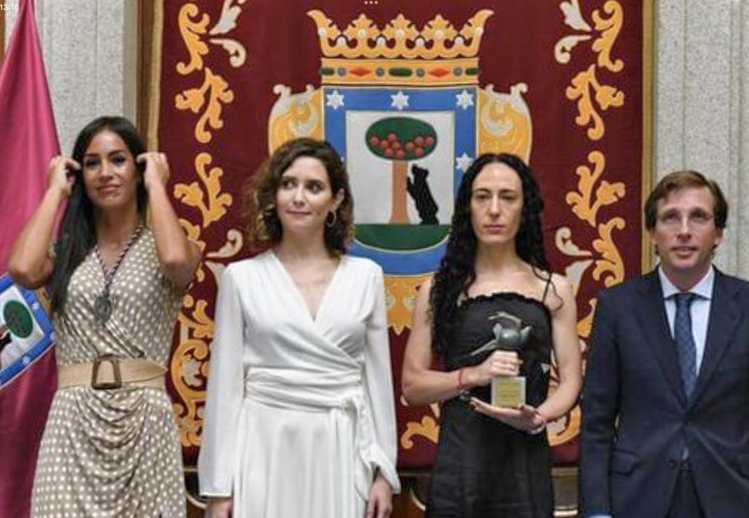 La presidenta de la comunidad de Madrid Isabel Díaz Ayuso y el alcalde de la capital en las fiestas de la Paloma