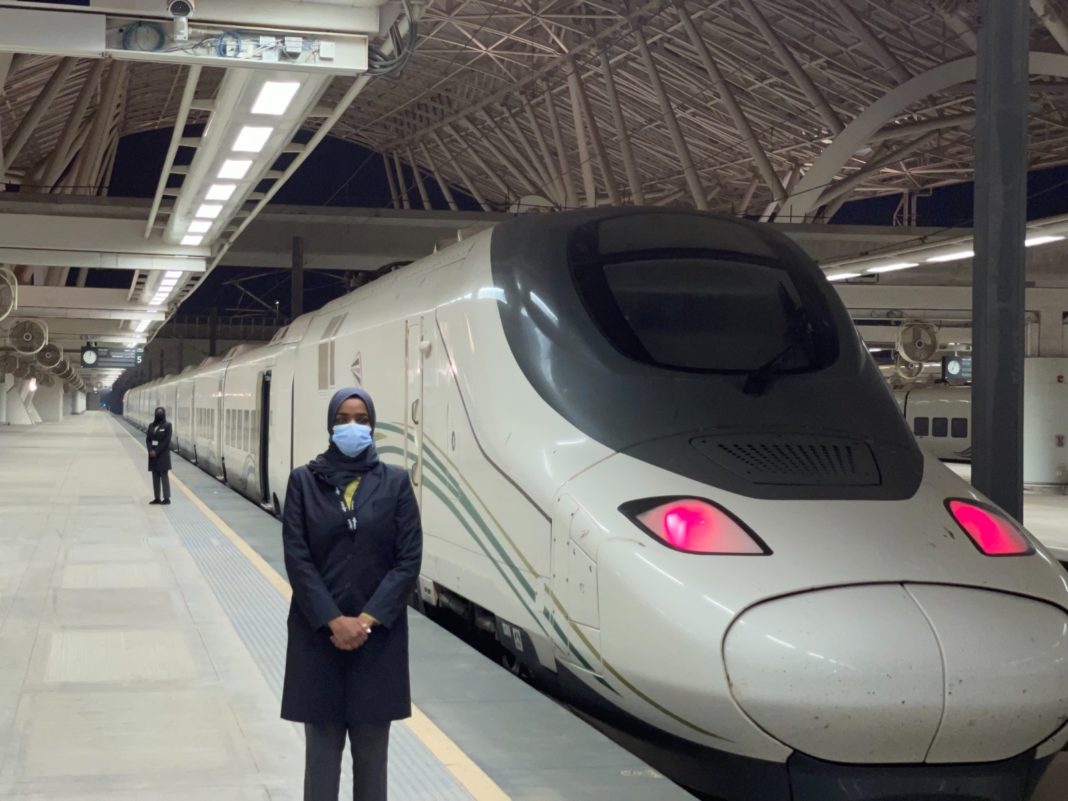 Las 31 saudíes aspirantes a maquinistas de alta velocidad comienzan las prácticas en cabina a bordo de trenes comerciales