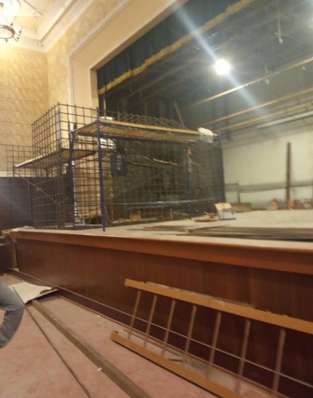 Construcción de jaulas en el interior de la Sala Filarmónica de Mariupol para supuestamente sujetar a los presos que serán juzgados