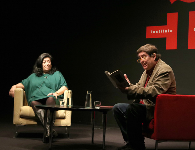 Luis García Montero lee un poema en la sede del Instituto Cervantes de Tokio, ante la mirada de Almudena Grandes, en septiembre de 2015.