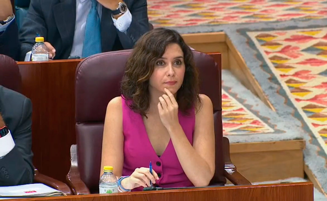 Isabel Díaz Ayuso durante la intervención de la portavoz de Más Madrid, Mónica García en el pasado debate del Estado de la Región