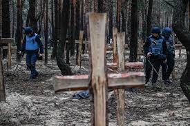 El pueblo ucraniano y el mundo merecen saber cómo murieron las personas enterradas en la fosa común encontrada en Izium