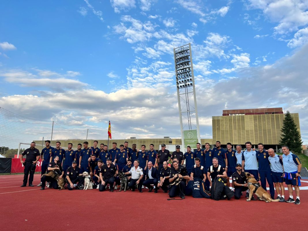 La Unidad de Guías Caninos de la Policía Nacional ofrece una exhibición a la selección española de fútbol