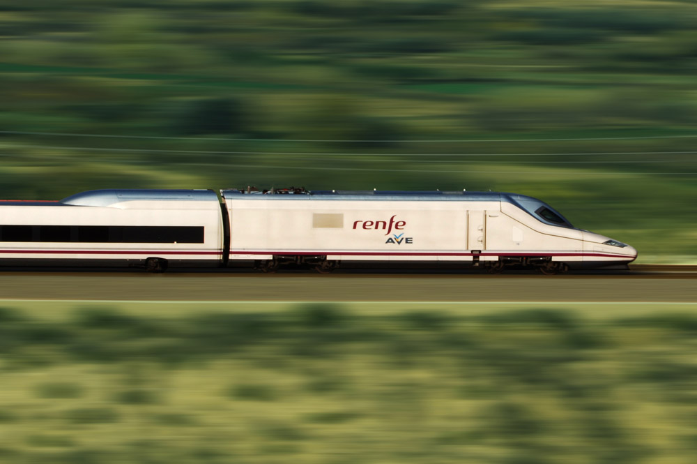 Un tren AVE de Renfe a toda velocidad