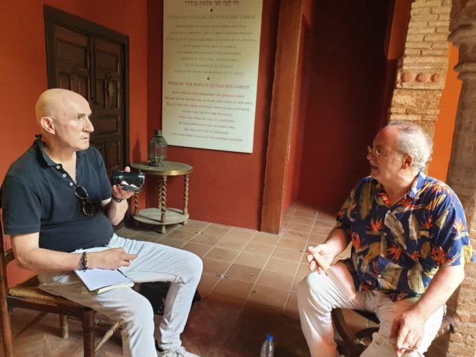El director del Museo Casa Sefarad de Córdoba en un momento de la entrevista.