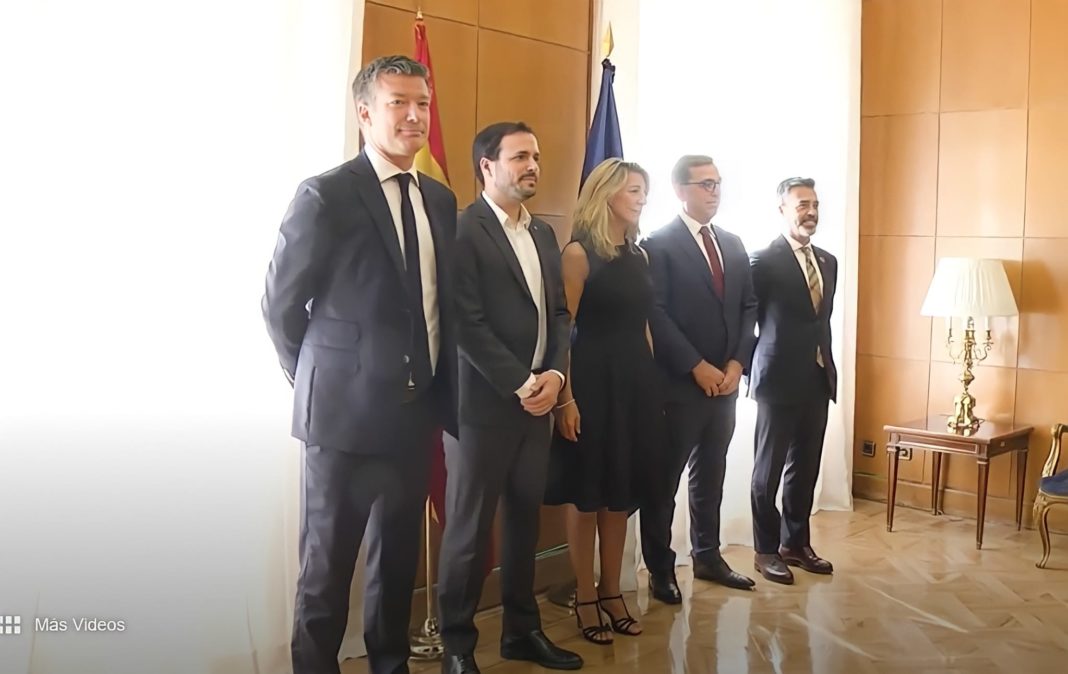 Los ministros Yolanda Díaz y Alberto Garzón se reúnen con altos cargos de Carrefour.