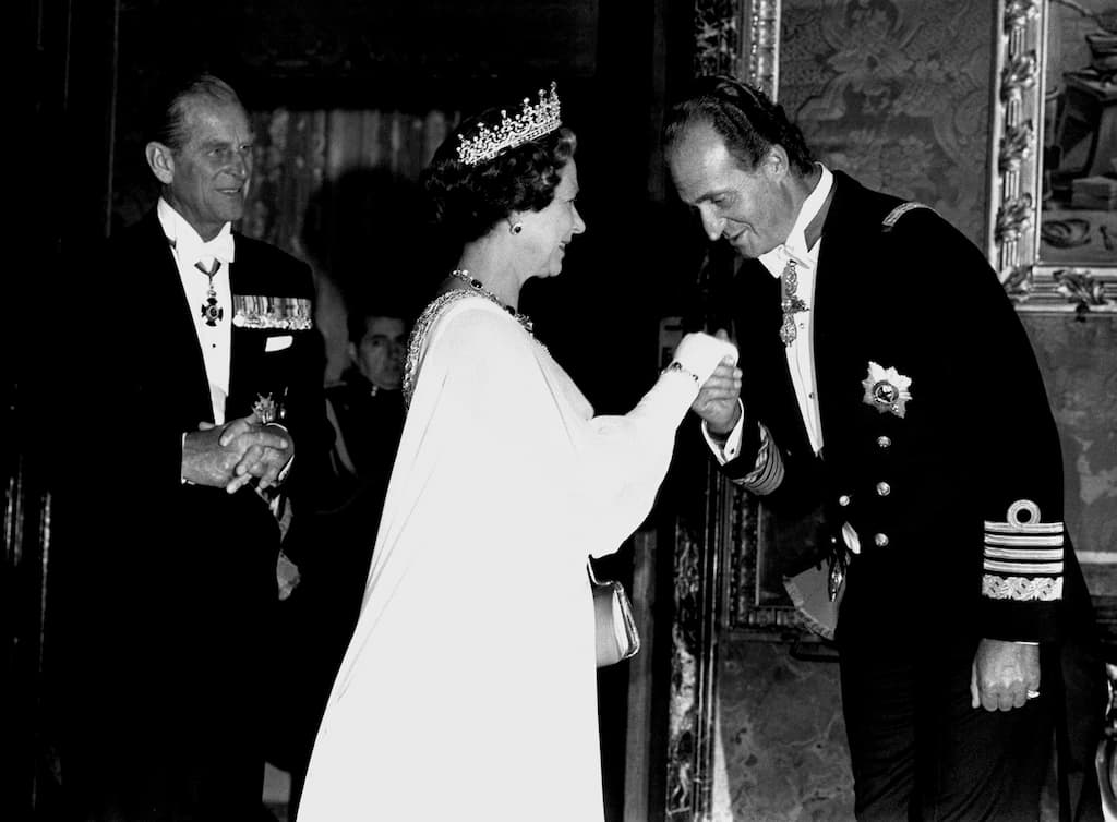 Juan Carlos I junto a Isabel II en su visita a España en 1988.