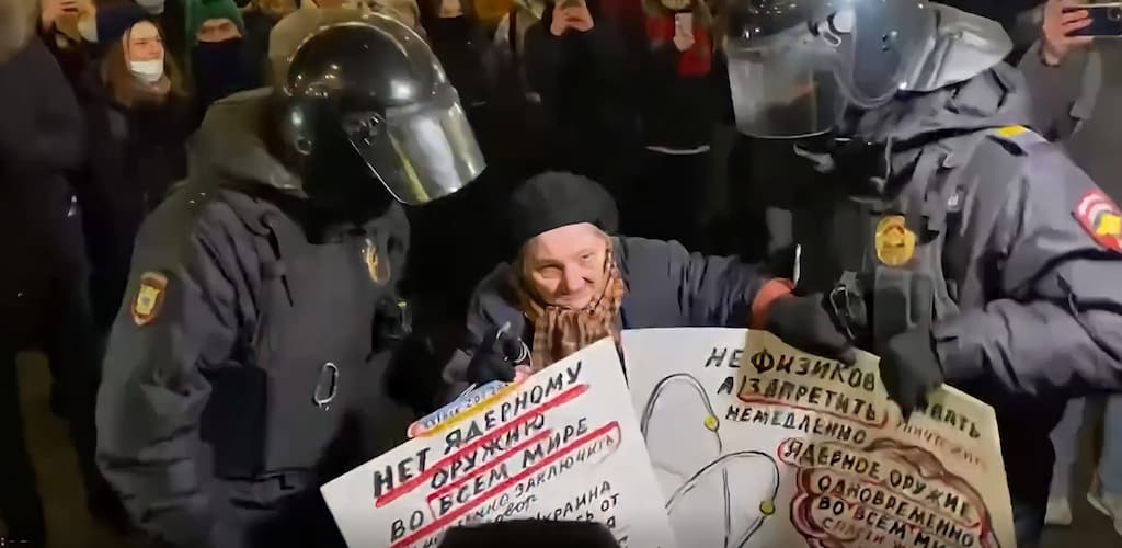 Policías antidisturbios rusos detienen a una anciana por manifestarse contra la guerra de Ucrania en San Petersburgo.
