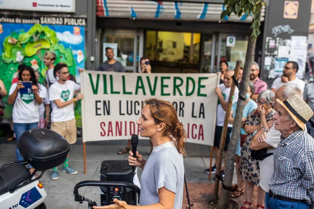 Mónica García junto a un grupo de vecinos manifestándose por la reapertura de los Servicios de Urgencias de Atención Primaria.