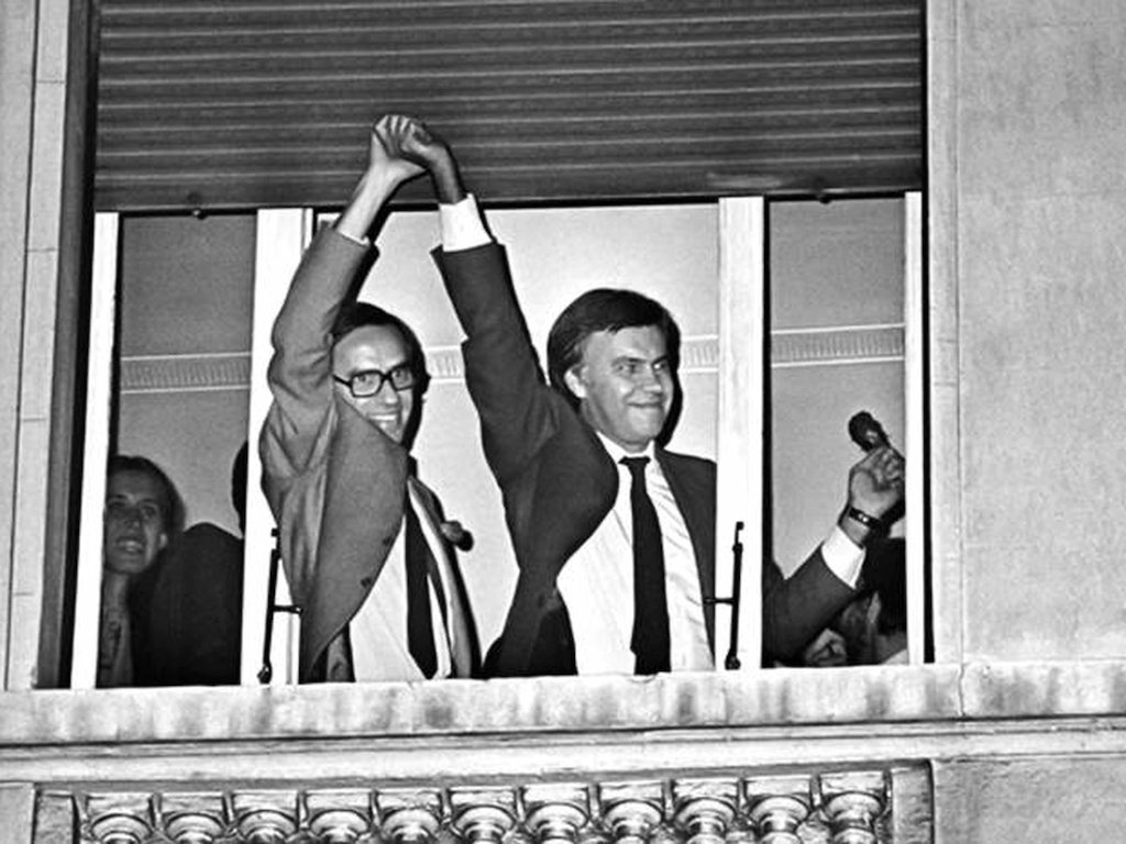 Felipe González y Alfonso Guerra celebran desde una ventana del hotel Palace de Madrid la victoria del PSOE en las elecciones de 1982. Foto: César Lucas.
