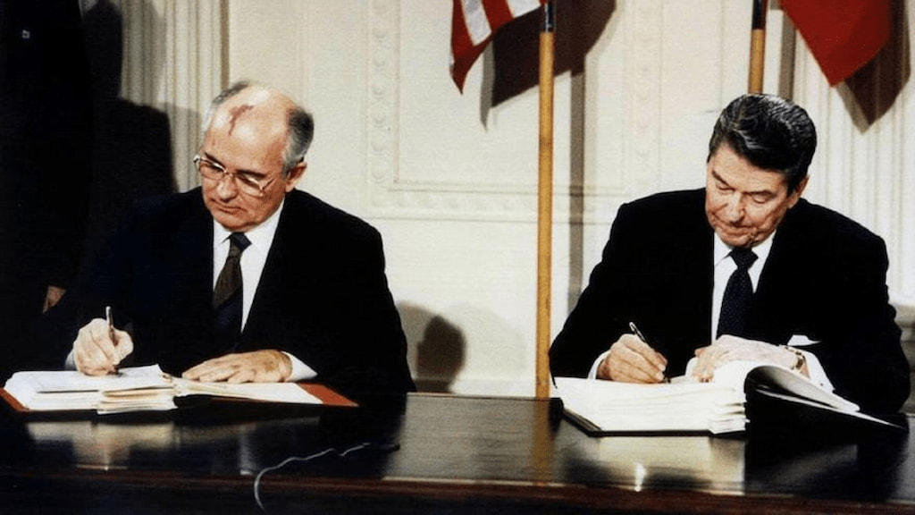 Mijaíl Gorbachov y Ronald Reagan firman un tratado de desarme en 1987. Foto: Reuters.