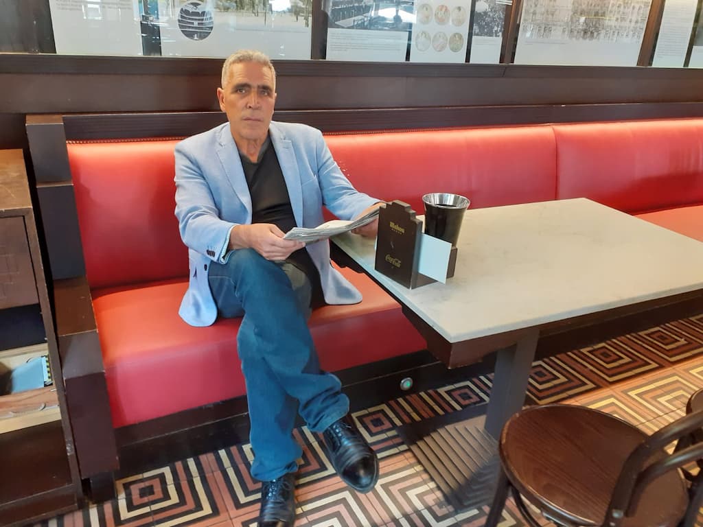 Alejandro M. Gallo en una conocida cafeteria de Gijon que sirve de escenario a su novela 