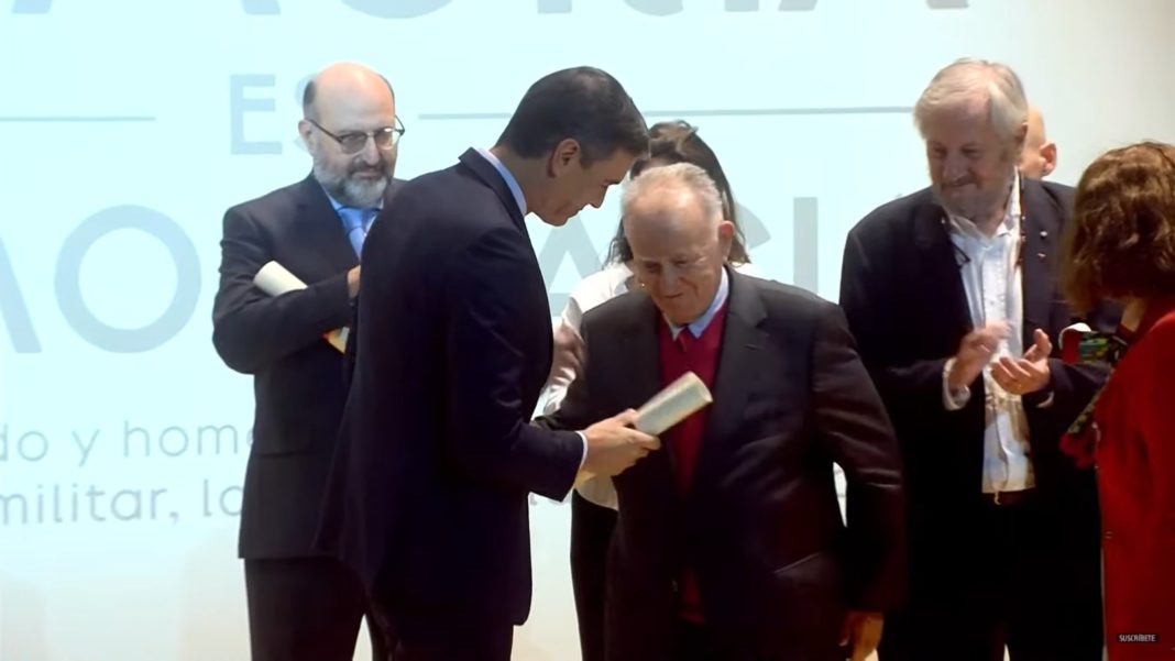 Xesús Alonso Montero recibe el diploma que le entrega el presidente del Gobierno, Pedro Sánchez