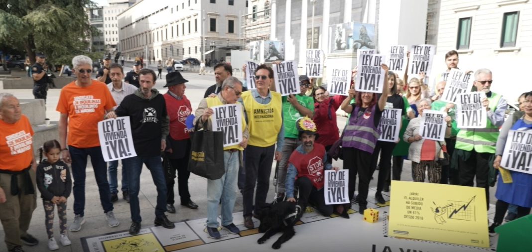 Amnistía Internacional instala un Monopoly frente al Congreso para pedir que se ponga fin al bloqueo en la Ley de Vivienda
