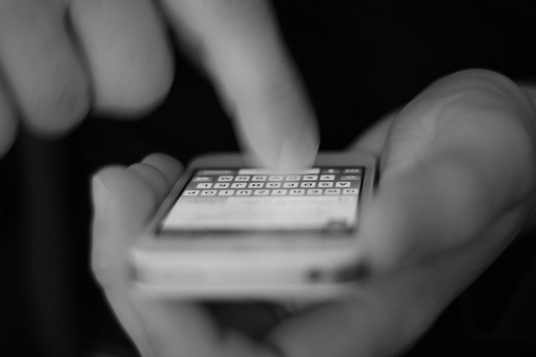 Ciberdelincuentes suplantan bancos por SMS: 101 detenidos por estafar a centenares de víctimas