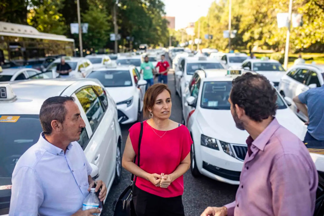 Mónica García, líder de Más Madrid acusa a Ayuso de abandonar al sector del taxi