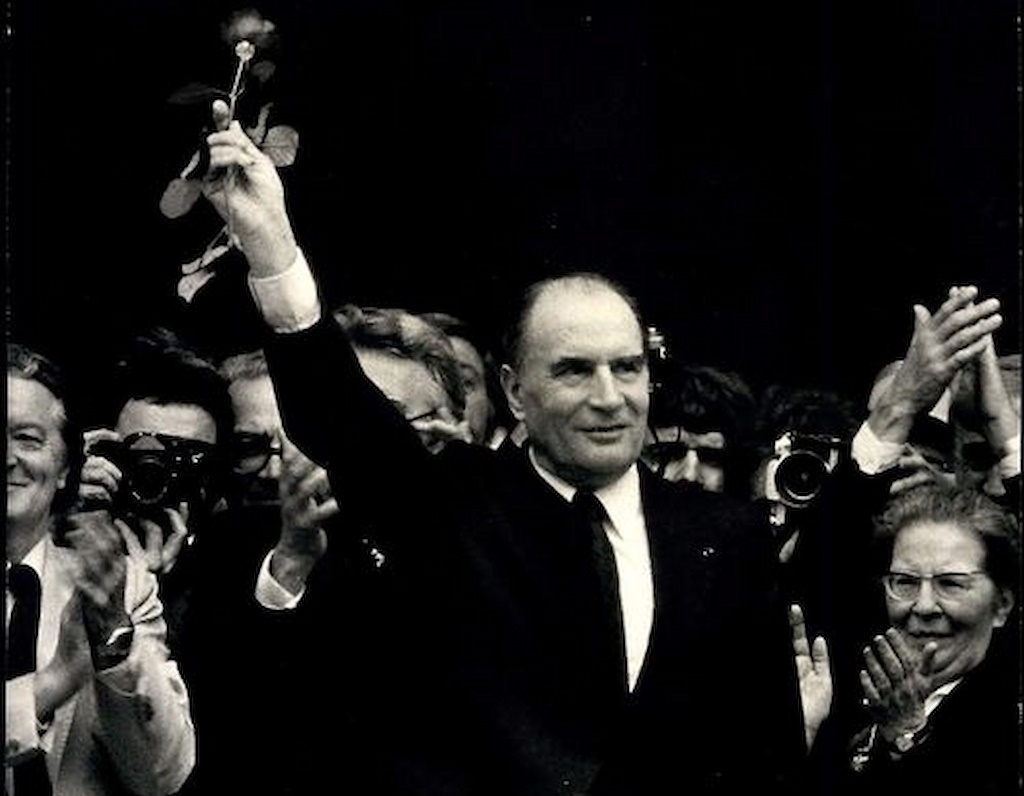 François Mitterrand celebra el triunfo socialista en las elecciones presidenciales de 1981.
