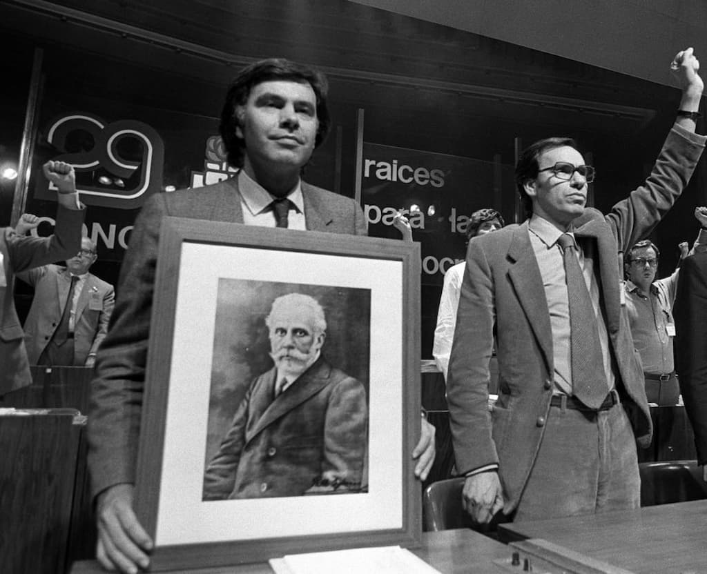 Felipe González y Alfonso Guerra en el 29º Congreso Extraordinario del PSOE celebrado en 1981.