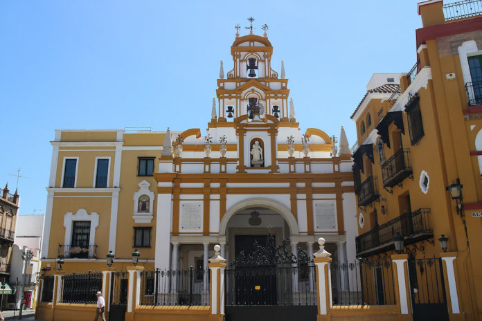 Exterior de la Basílica de la Macarena de Sevilla que acogía hasta ayer los restos de Queipo de LLano.
