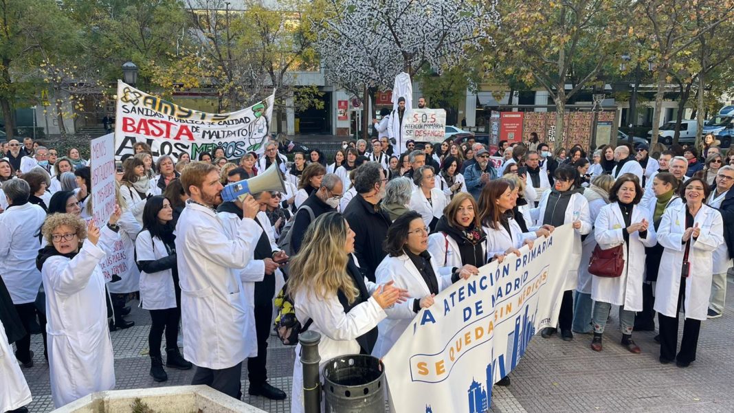 Concentración médicos frente Consejería Hacienda en Madrid, foto Amyts