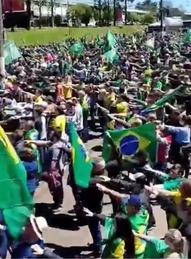 Fanáticos de Bolsonaro reclaman un golpe de estado mientras levantan la mano con el saludo fascista