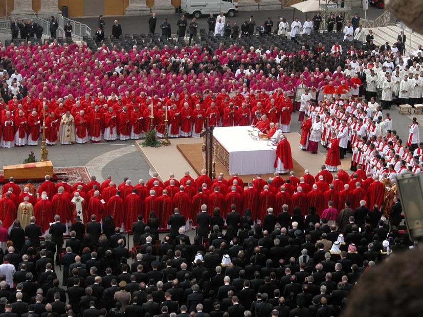 Un acto oficial de cardenales y obispos de Vaticano.