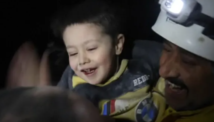 Imagen de un niño rescatado bajo los escombros del terremoto de Turquía.