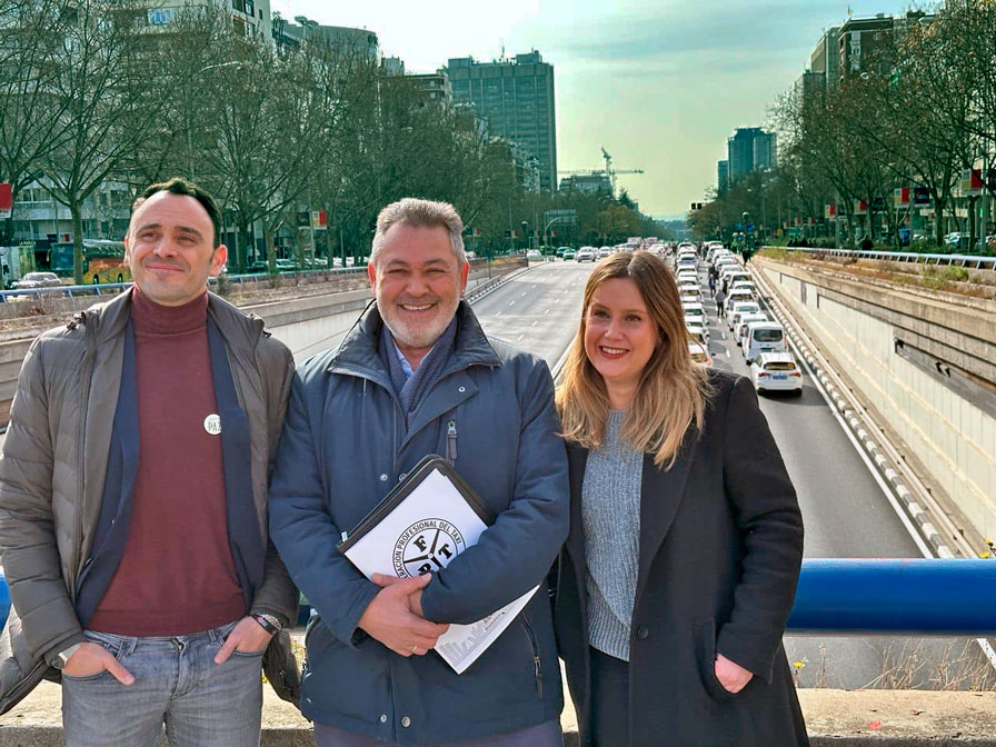 Roberto Sotomayor, candidato a la Alcaldía de Madrid y Alejandra Jacinto, candidata a la Comunidad de Madrid por Unidas Podemos junto a Julio Sanz, Federación Profesional Taxi Madrid