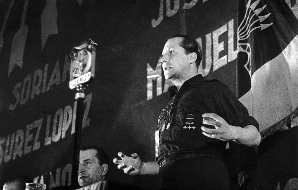 José Antonio Primo de Rivera durante un mitin de Falange (antes de 1936)