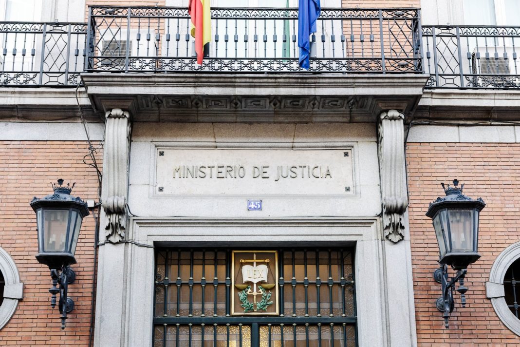 La huelga de funcionarios de justicia en España afecta a ciudadanos en la resolución de sus casos