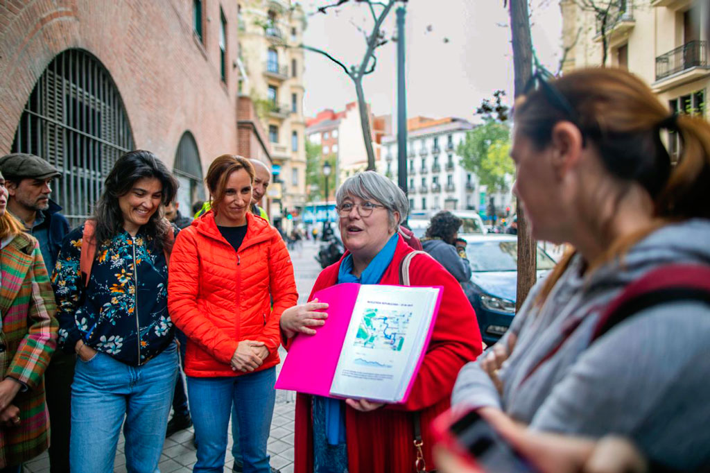 La candidata de Más Madrid a la Presidencia de la Comunidad, Mónica García durante la bicicletada por la Memoria por los lugares más emblemáticos del barrio de Chamberí