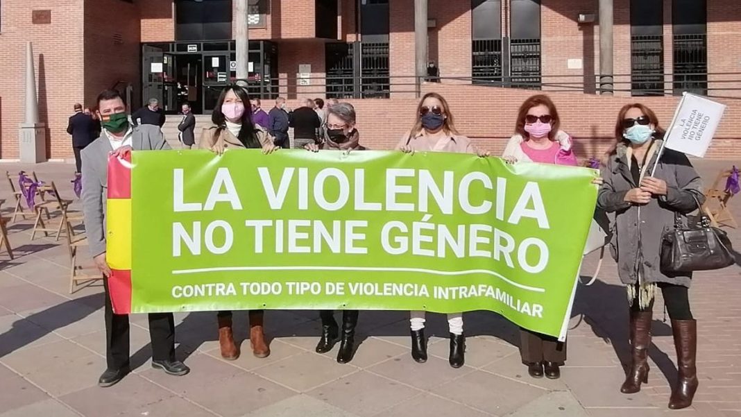 Vox triunfa al imponer el negacionismo de la violencia de género en los colegios