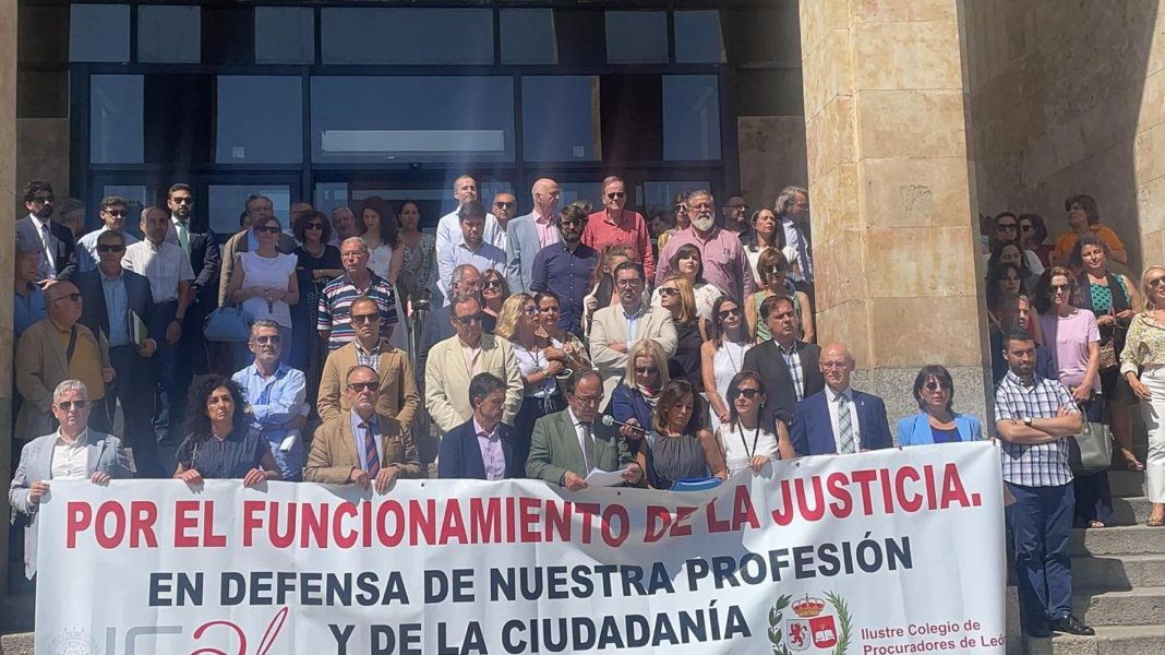 Abogados en pie de guerra: Miles de profesionales exigen la reactivación de la Justicia en España