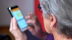 Expertos se reúnen para encontrar soluciones a la brecha digital que afecta a las personas mayores