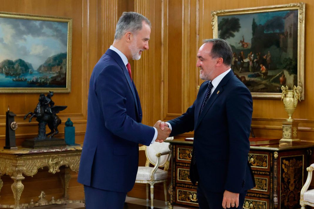 El Rey recibe en el Palacio de la Zarzuela a Javier Esparza Abaurrea, de Unión del Pueblo Navarro (UPN).