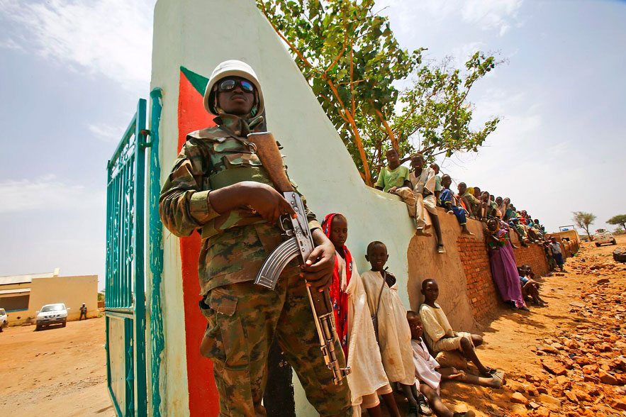 Un soldado de la misión de paz de la ONU hace guardia frente un edificio en la localidad sudanesa de Golo. vía Amnistía Internacional