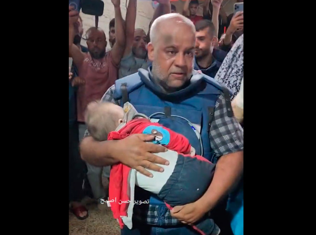 El corresponsal de Al-Jazeera, Wael Al-Dahdouh, llora ante el cuerpo de uno de sus hijos, que murió junto con su esposa, su hijo y su nieto en un ataque israelí en el campamento de Nuseirat, en el hospital Al-Aqsa en Deir Al-Balah, en el sur.