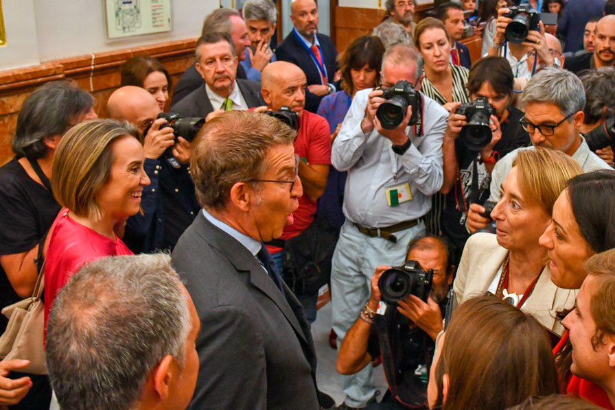 Alberto Núñez Feijóo, en los pasillos del Congreso, tras perder la votación de su investidura, rodeado de periodistas y fotógrafos, foto Agustín Millán
